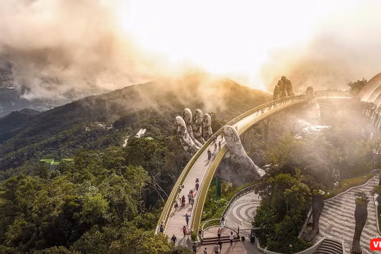 Cầu Vàng tại Khu du lịch Sunworld Bà Nà Hills Đà Nẵng