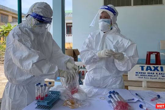 Lực lượng y tế Quảng Ngãi lấy mẫu xét nghiệm COVID-19 cho người dân