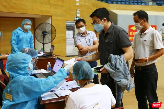 Lực lượng y tế Đà Nẵng kiểm tra dịch tễ người dân trước khi tiêm vaccine phòng COVID-19