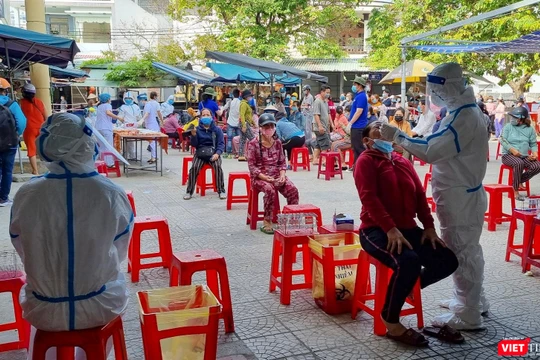 Lực lượng y tế lấy mẫu xét nghiệm SARS-CoV-2 cho người dân Đà Nẵng tại cộng đồng