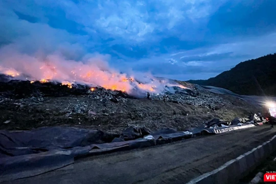 Hiện trường vụ cháy tại hộc rác số 2, bãi rác Khánh Sơn (Đà Nẵng)