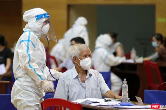 Lực lượng y tế tiêm vaccine phòng COVID-19 cho người dân Đà Nẵng