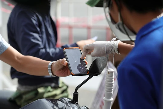 Lực lượng chức năng Đà Nẵng tiếp tục kiểm soát người ra đường bằng giấy QRCode