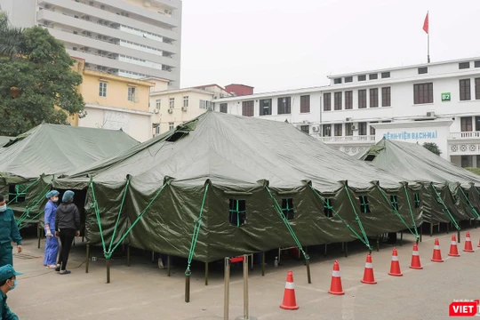 Bệnh viện dã chiến Bạch Mai được hoàn thành chỉ sau 4 tiếng đồng hồ (Ảnh Đỗ Hằng)