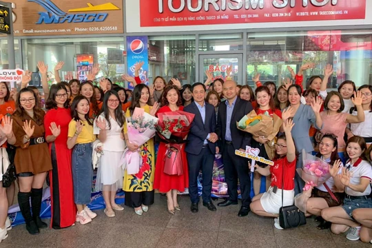 Lãnh đạo Sở Du lịch Đà Nẵng ra tận sân bay đón đoàn khách du lịch MICE trong những ngày đầu năm mới 2021