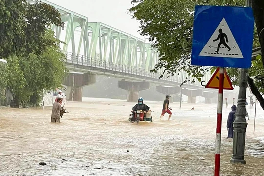 Lũ trên sông Kỳ Lộ, huyện Đồng Xuân (Phú Yên), vượt báo động 3 gây ngập nhiều khu dân cư, chia cắt giao thông. Ảnh: A. An.