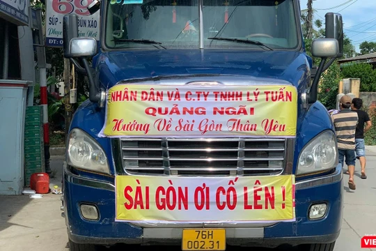 Xe chở hàng hỗ trợ người dân TP HCM khó khăn do dịch COVID-19