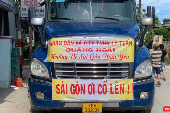 Xe chở hàng hỗ trợ người dân TP HCM khó khăn do dịch COVID-19