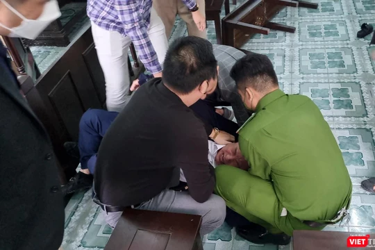 Ông Võ Văn Cường - Giám đốc Công ty TNHH MTV Land Hà Hải uống thuốc tự tử giữa toà