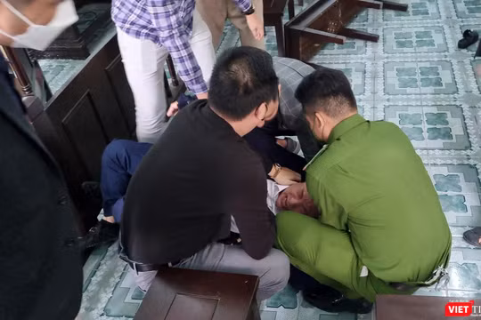 Ông Võ Văn Cường - Giám đốc Công ty TNHH MTV Land Hà Hải uống thuốc tự tử giữa toà