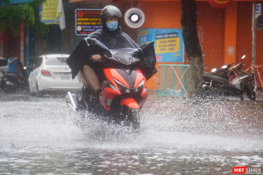 Bắt đầu từ sáng ngày 11/9, Đà Nẵng đã bắt đầu có gió to và mưa lớn khiến nhiều tuyến đường bị ngập sâu