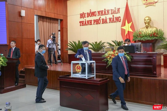 Đại biểu HĐND TP Đà Nẵng khoá X bỏ phiếu bầu Chủ tịch HĐND TP và Chủ tịch UBND TP Đà Nẵng nhiệm kỳ 2021-2026