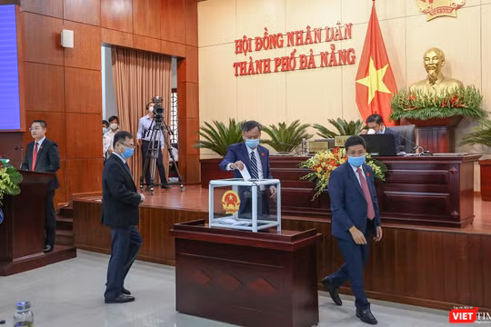 Đại biểu HĐND TP Đà Nẵng khoá X bỏ phiếu bầu Chủ tịch HĐND TP và Chủ tịch UBND TP Đà Nẵng nhiệm kỳ 2021-2026