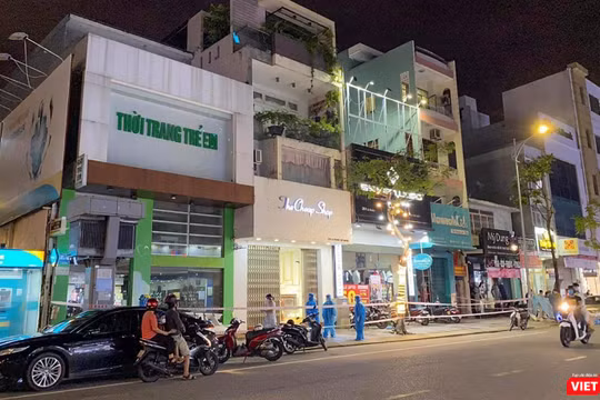 Lực lượng y tế phong toả khu vực vừa phát hiện ca mắc COVID-19 mới trên đường Lê Duẫn