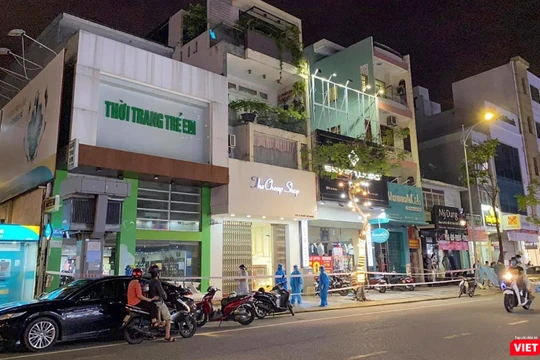 Lực lượng y tế phong toả khu vực vừa phát hiện ca mắc COVID-19 mới trên đường Lê Duẫn