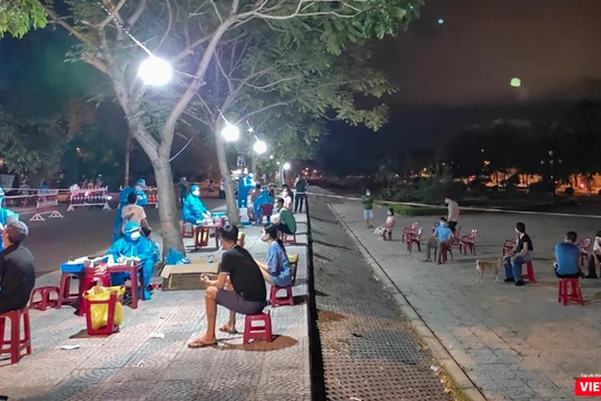 Lực lượng y tế lấy mẫu xét nghiệm COVID-19 cho người dân ở Hội An