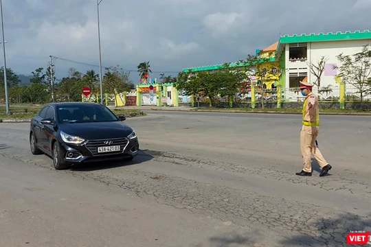 Lực lượng CSGT TP Đà Nẵng chốt chặn kiểm soát phương tiện trên các nút giao thông dẫn vào TP để phòng, chống dịch COVID-19