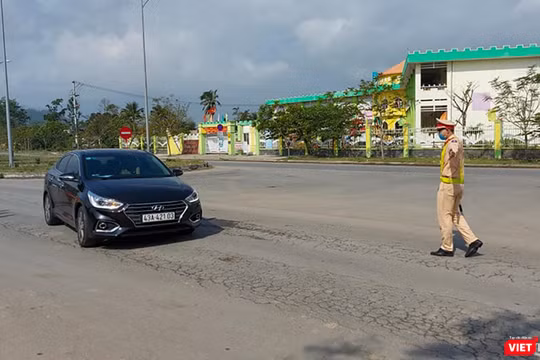 Lực lượng CSGT TP Đà Nẵng chốt chặn kiểm soát phương tiện trên các nút giao thông dẫn vào TP để phòng, chống dịch COVID-19