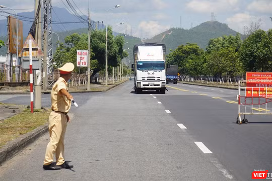 Chốt kiểm soát dịch COVID-19 tại cửa ngõ giao thông dẫn vào TP Đà Nẵng