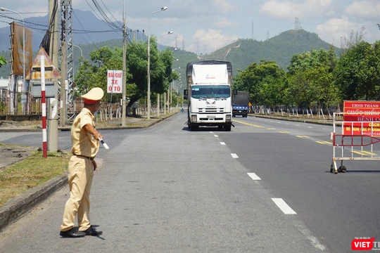 Chốt kiểm soát dịch COVID-19 tại cửa ngõ giao thông dẫn vào TP Đà Nẵng
