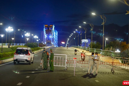 Cầu Rồng trong tối ngày 31/7, khi Đà Nẵng áp dụng biện pháp giãn cách xã hội toàn TP theo Chỉ thị 16/CT-TTg để phòng chống dịch COVID-19