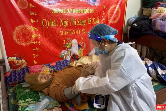 Lực lượng y tế tiêm vaccine phòng COVID-19 cho người cao tuổi, bị bệnh nặng không thể đến điểm tiêm (Ảnh K.Y.)