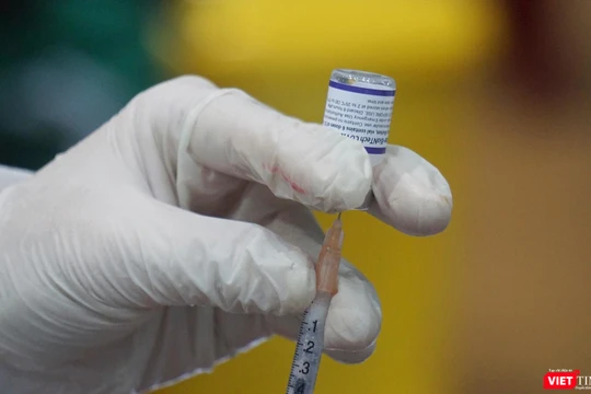 Thủ tướng yêu cầu đẩy nhanh tiêm vaccine phòng COVID-19 mũi 3, mũi 4 cho người dân