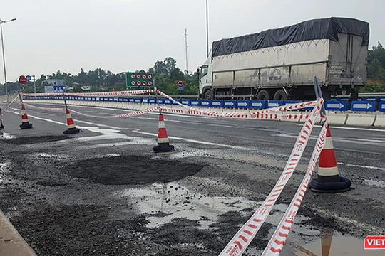 Hư hỏng trên cao tốc Đà Nẵng - Quảng Ngãi