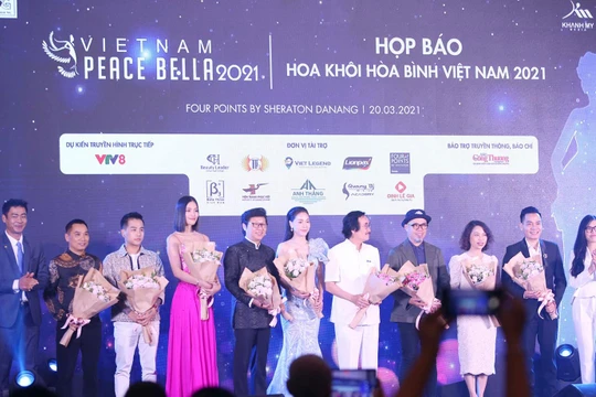 Ban tổ chức tặng hoa cho các thành viên Ban giám khảo “Cuộc thi Hoa khôi Hòa bình Việt Nam 2021”