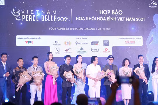 Ban tổ chức tặng hoa cho các thành viên Ban giám khảo “Cuộc thi Hoa khôi Hòa bình Việt Nam 2021”