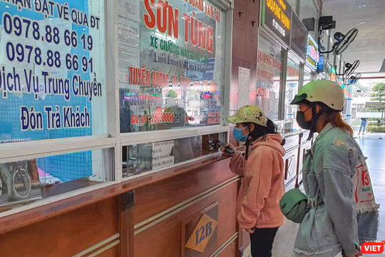 Hành khách mua vé xe tại Bễn xe Trung tâm TP Đà Nẵng