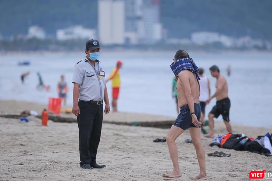 Người dân tắm biển tại bãi biển du lịch Đà Nẵng