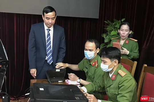 Ông Lê Trung Chinh - Chủ tịch UBND TP Đà Nẵng đi làm thẻ căn cước công dân gắn chíp trong sáng ngày 4/1