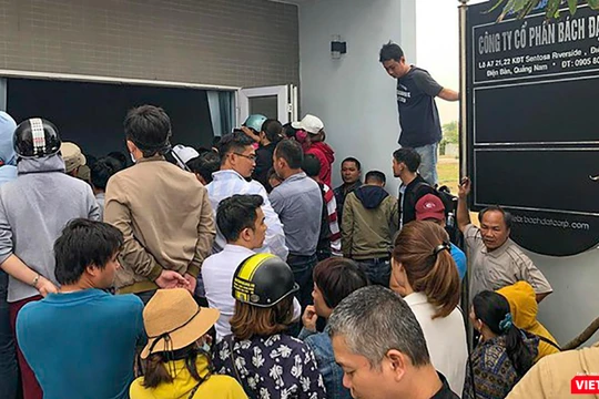 Người mua đất nền do Công ty CP Bách Đạt An làm chủ đầu tư từng tập trung trước trụ sở Công ty này tại Khu đô thị Điện Nam-ĐIện Ngọc để đòi quyền lợi