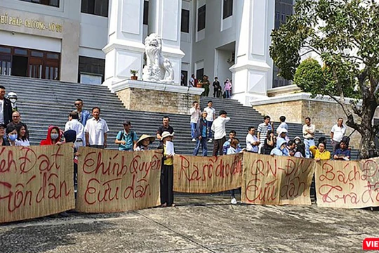 Khách hàng mua đất các dự án BĐS do Công ty Bách Đạt An căng bảng hiệu đòi đất