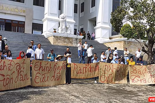Khách hàng mua đất các dự án BĐS do Công ty Bách Đạt An căng bảng hiệu đòi đất
