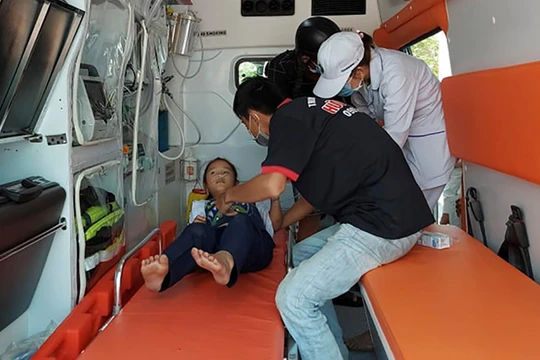 Một trường hợp bị ngộ độc được đưa đi cấp cứu