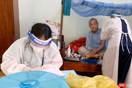 Lực lượng y tế Đà Nẵng tiêm vaccine phòng COVID-19 tại nhà cho người dân