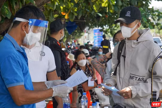 Người dân từ các địa phương làm thủ tục đi vào TP Đà Nẵng tại các chốt kiểm soát phòng dịch COVID-19
