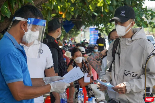 Người dân từ các địa phương làm thủ tục đi vào TP Đà Nẵng tại các chốt kiểm soát phòng dịch COVID-19