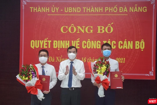 Ông Lê Trung Chinh - Chủ tịch UBND TP Đà Nẵng trao hoa chúc mừng ông Nguyễn Hà Nam (bìa phải) và ông Nguyễn Hà Bắc (bìa trái) nhận nhiệm vụ mới