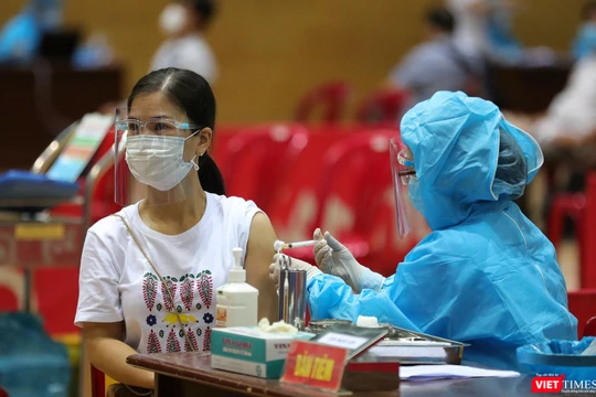 Lực lượng y tế tiêm vaccine phòng COVID-19 cho người dân Đà Nẵng