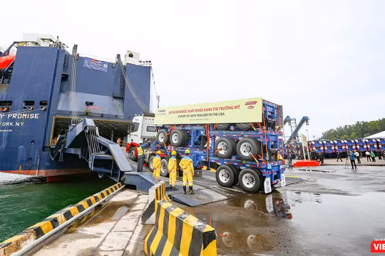 Thaco xuất lô hàng sơ mi rơ móc đi Mỹ tại Cảng Dung Quốc (Quảng Ngãi)