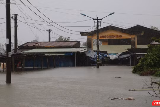 Nước lũ lên nhanh, khiến nhiều khu dân cư ở Quảng Nam bị ngập sâu trong nước