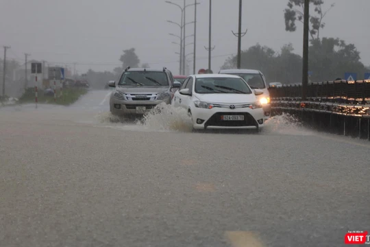 Mưa lũ nhấn chìm nhiều tuyến đường ở tỉnh Quảng Nam
