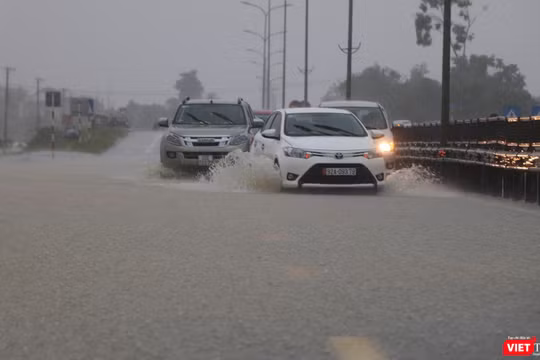 Mưa lũ nhấn chìm nhiều tuyến đường ở tỉnh Quảng Nam