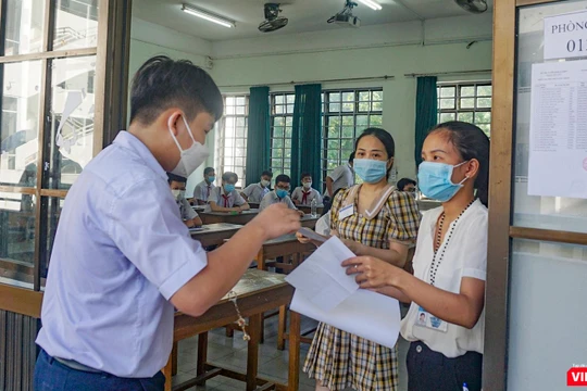 Thí sinh tham dự kỳ thi tuyển sinh lớp 10 ở Đà Nẵng làm thù tục vào phòng thi.