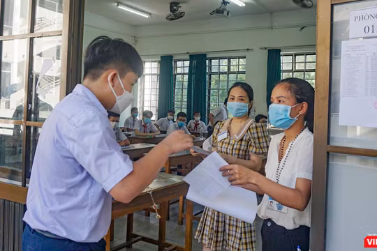 Thí sinh tham dự kỳ thi tuyển sinh lớp 10 ở Đà Nẵng làm thù tục vào phòng thi.