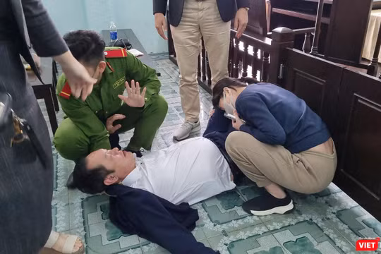 Ông Võ Văn Cường - Giám đốc Công ty TNHH MTV LAND Hà Hải vật vã sau khi uống chai thuốc diệt côn trùng uống tự tử tại phiên toà