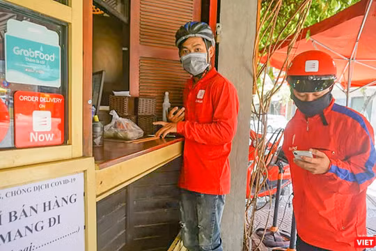 Đội ngũ Shipper nhận đơn hàng và vận chuyển đến khách